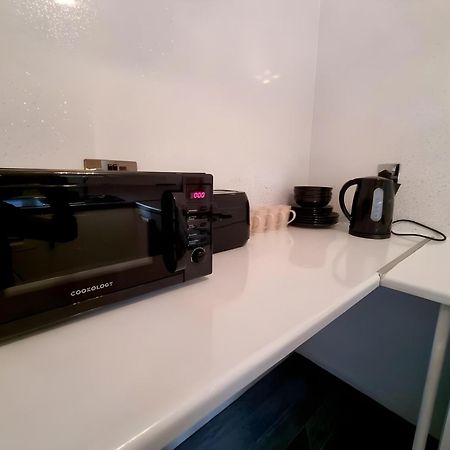 Sleek & Stylish - E15 Apartment With Parking ลอนดอน ภายนอก รูปภาพ