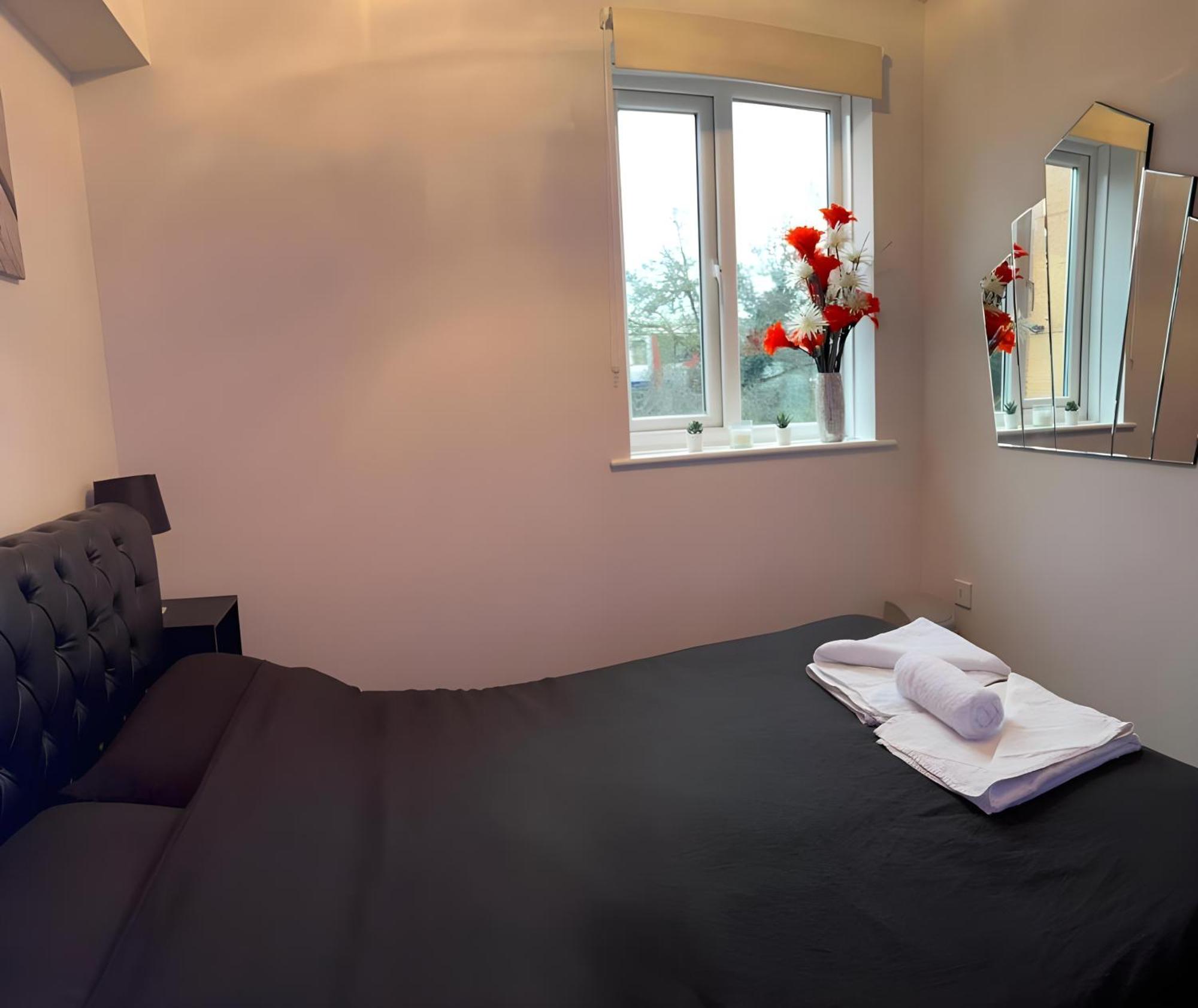 Sleek & Stylish - E15 Apartment With Parking ลอนดอน ภายนอก รูปภาพ
