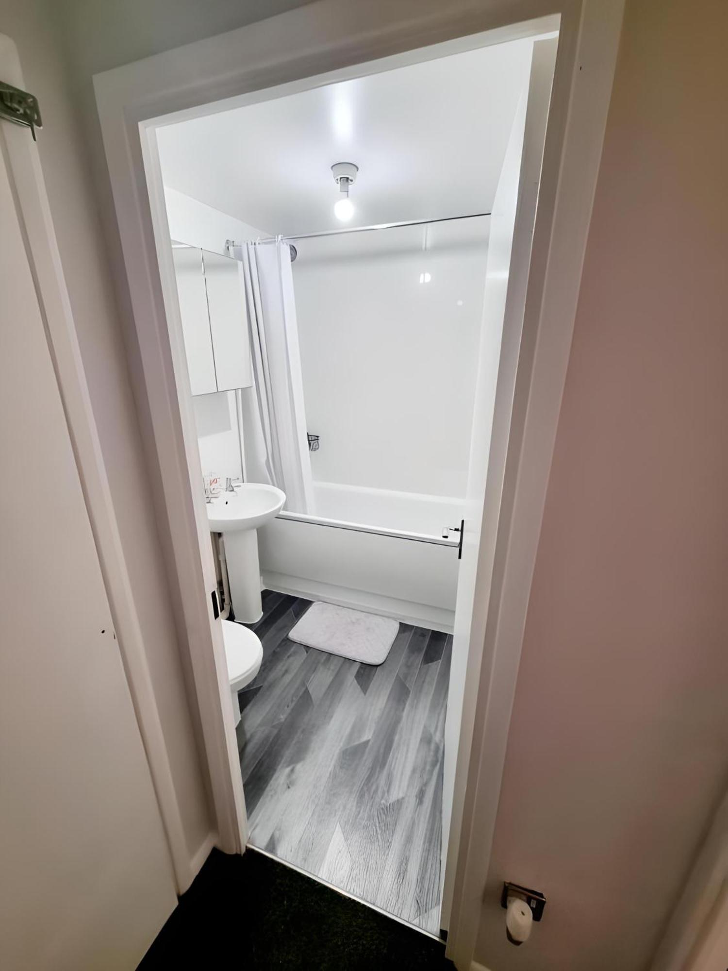 Sleek & Stylish - E15 Apartment With Parking ลอนดอน ภายนอก รูปภาพ